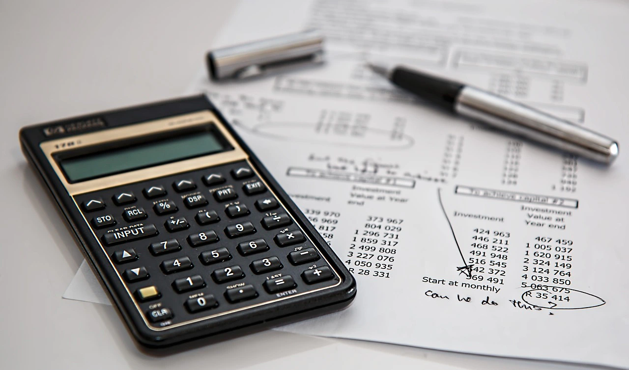 Calculadora e papéis para conferir o valor da rescisão