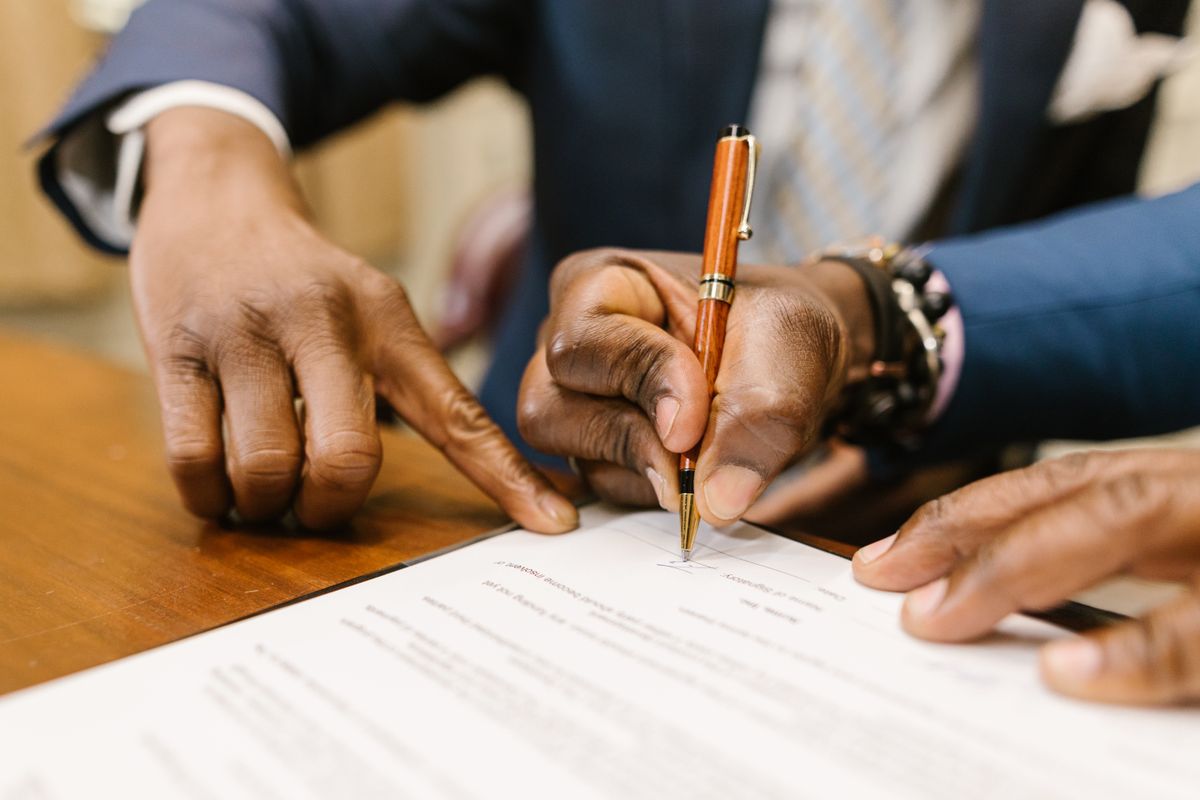 Profissional preenchendo contrato em ambiente de escritório