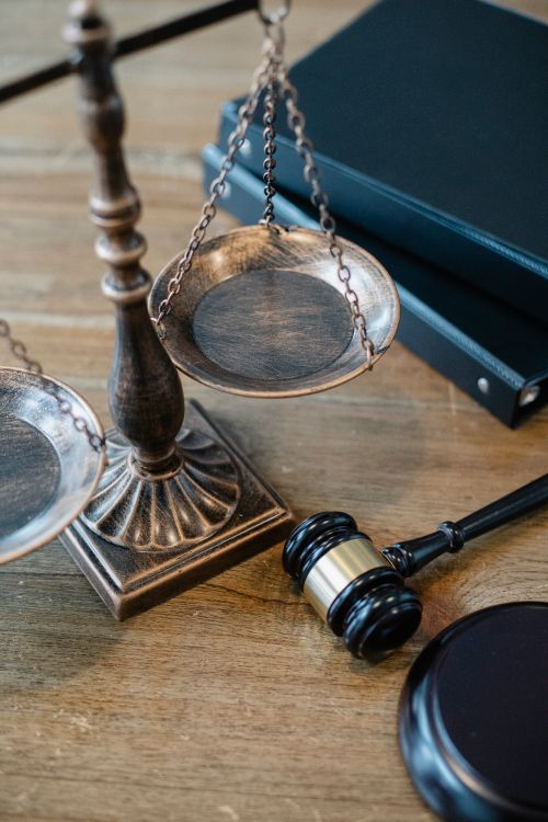 Balança da justiça e documentos sobre a mesa, representando direitos do trabalhador