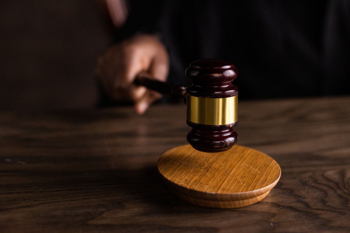 Martelo de juiz de madeira sobre a mesa, simbolizando a Justiça do Trabalho brasileira